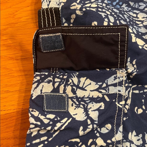 Lands’ End M Navy Floral Swim Trunks 9” Cargo Beach - Picture 5 of 7